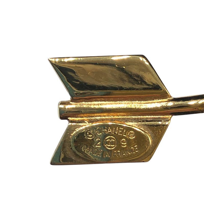 CHANEL Coco Mark Arrow Brooch in Gold - Unisex Elegance