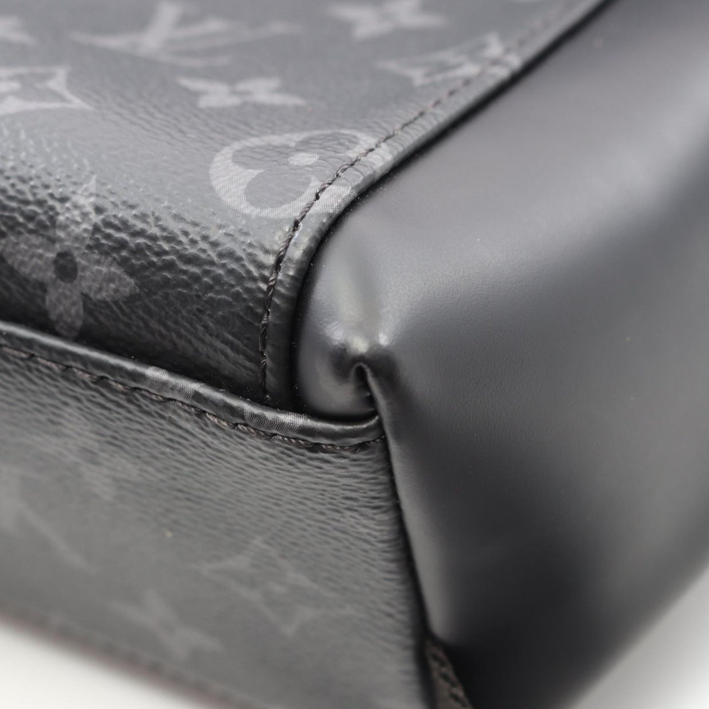 Louis Vuitton Messenger Voyage PM - Timeless Elegance in Black