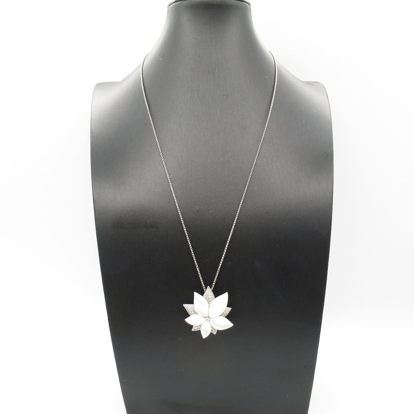 Exquisite Shell & Diamond Necklace in K18 White Gold