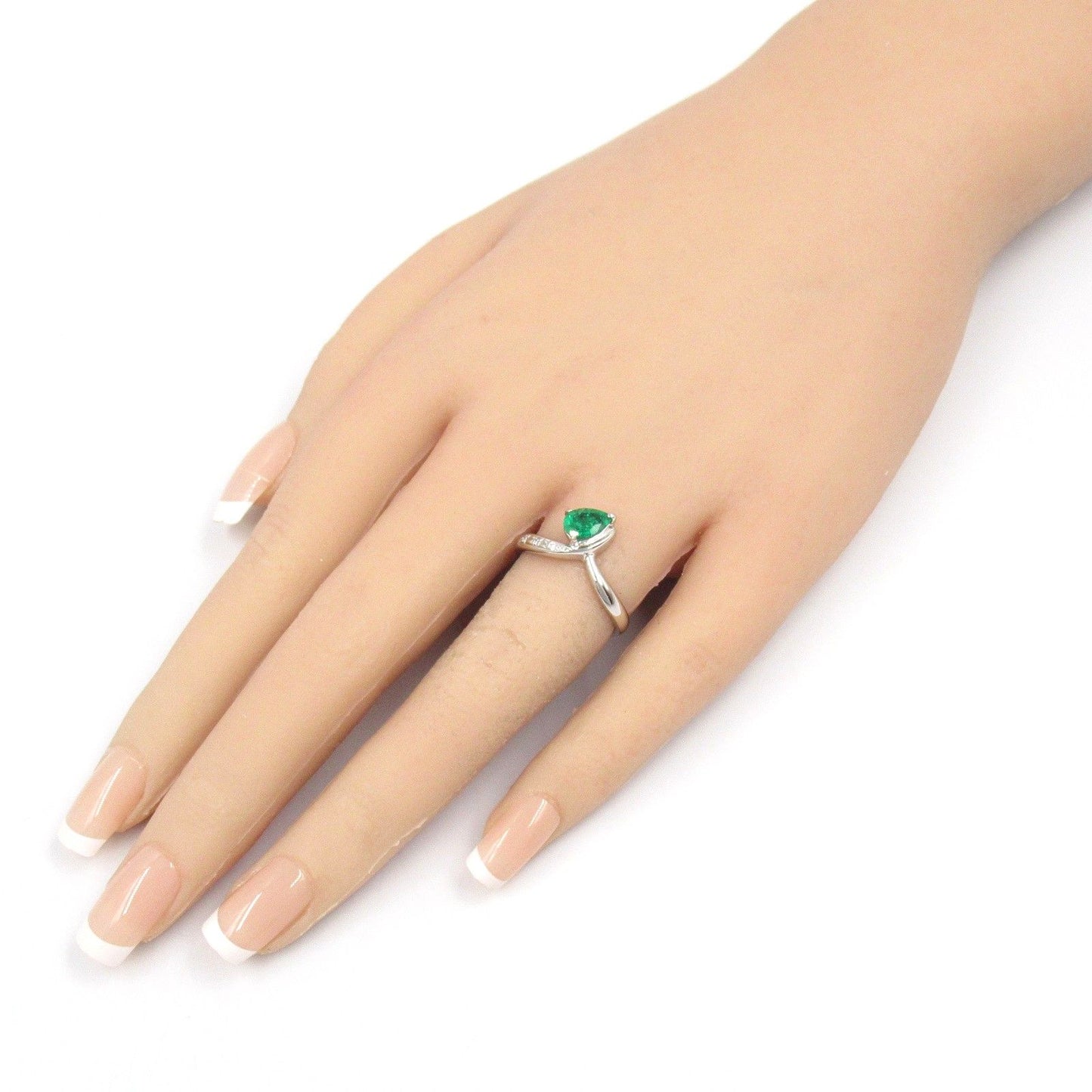 Exquisite Emerald & Diamond Ring in Platinum - A Timeless Treasure