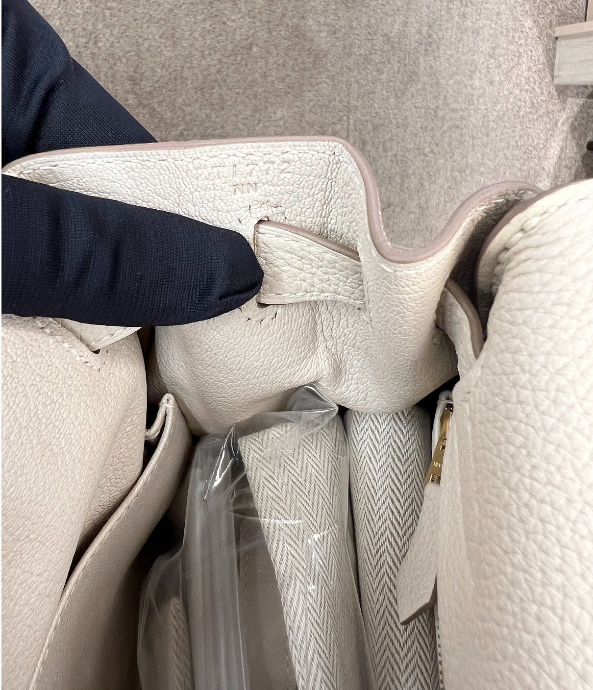 HERMES Kelly 28 Handbag in Clé Leather - Timeless Elegance