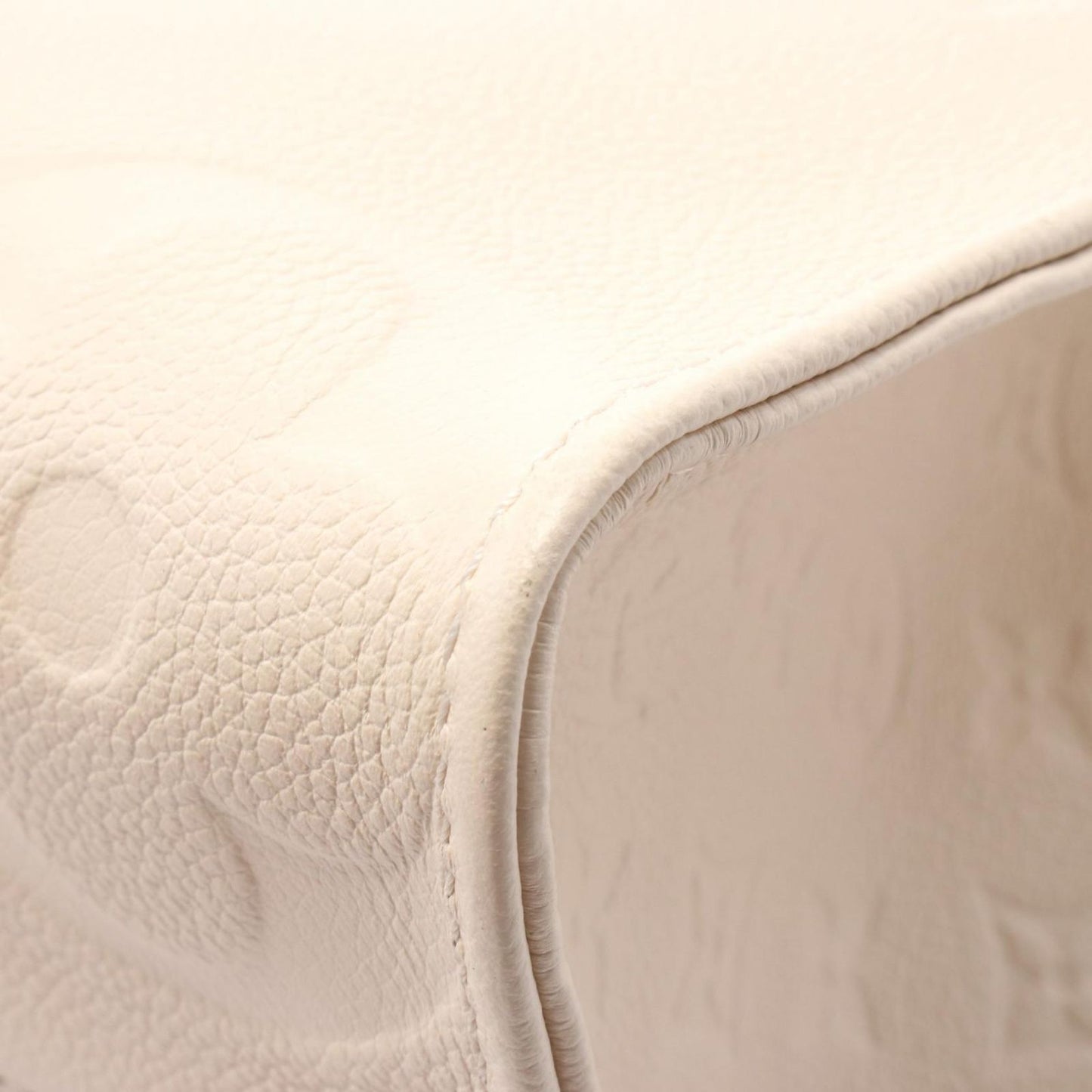 Louis Vuitton OnTheGo MM Tote Bag in Crème Leather - Exquisite Craftsmanship