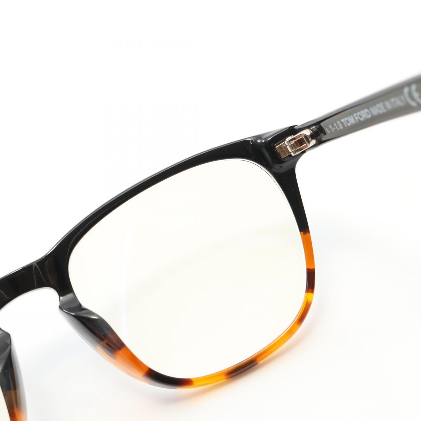 TOM FORD TF5625 Unisex Eyewear - Timeless Elegance