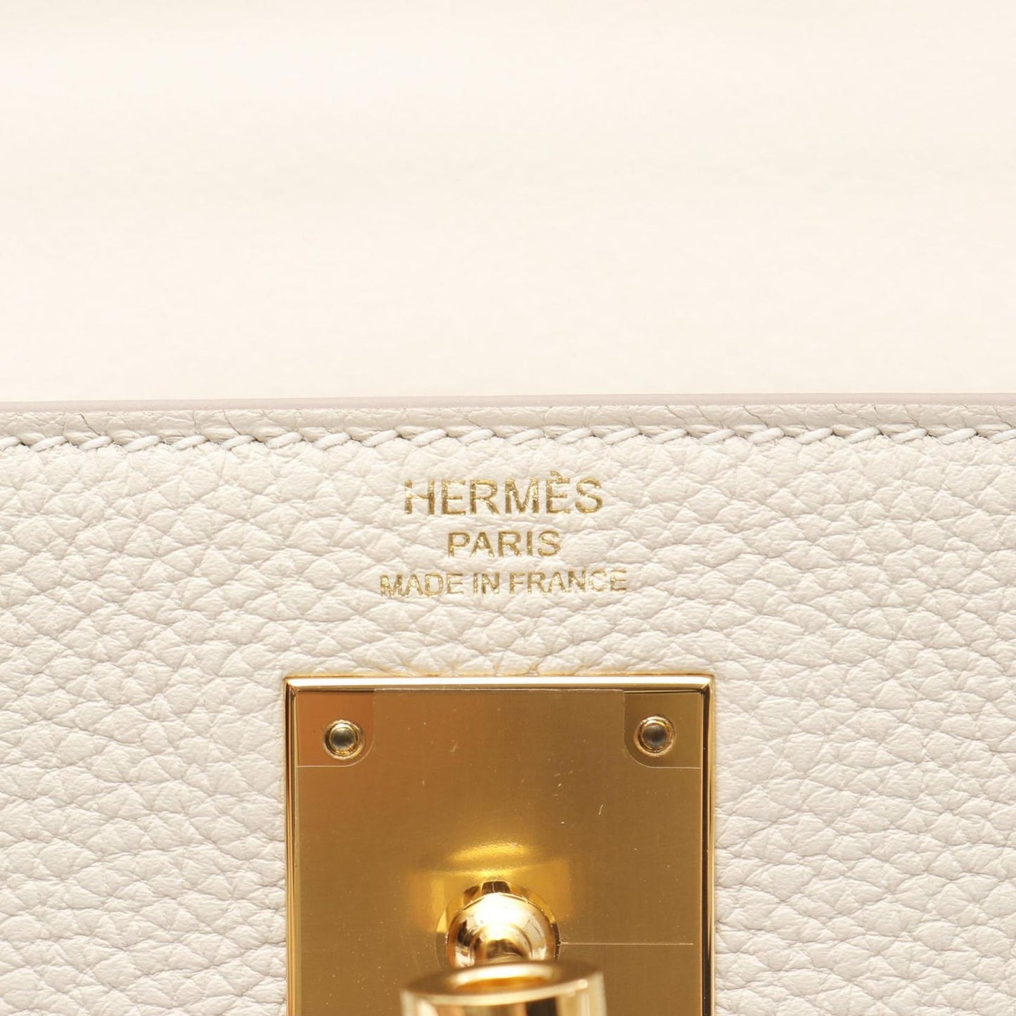 HERMES Kelly 28 Handbag in Clé Leather - Timeless Elegance