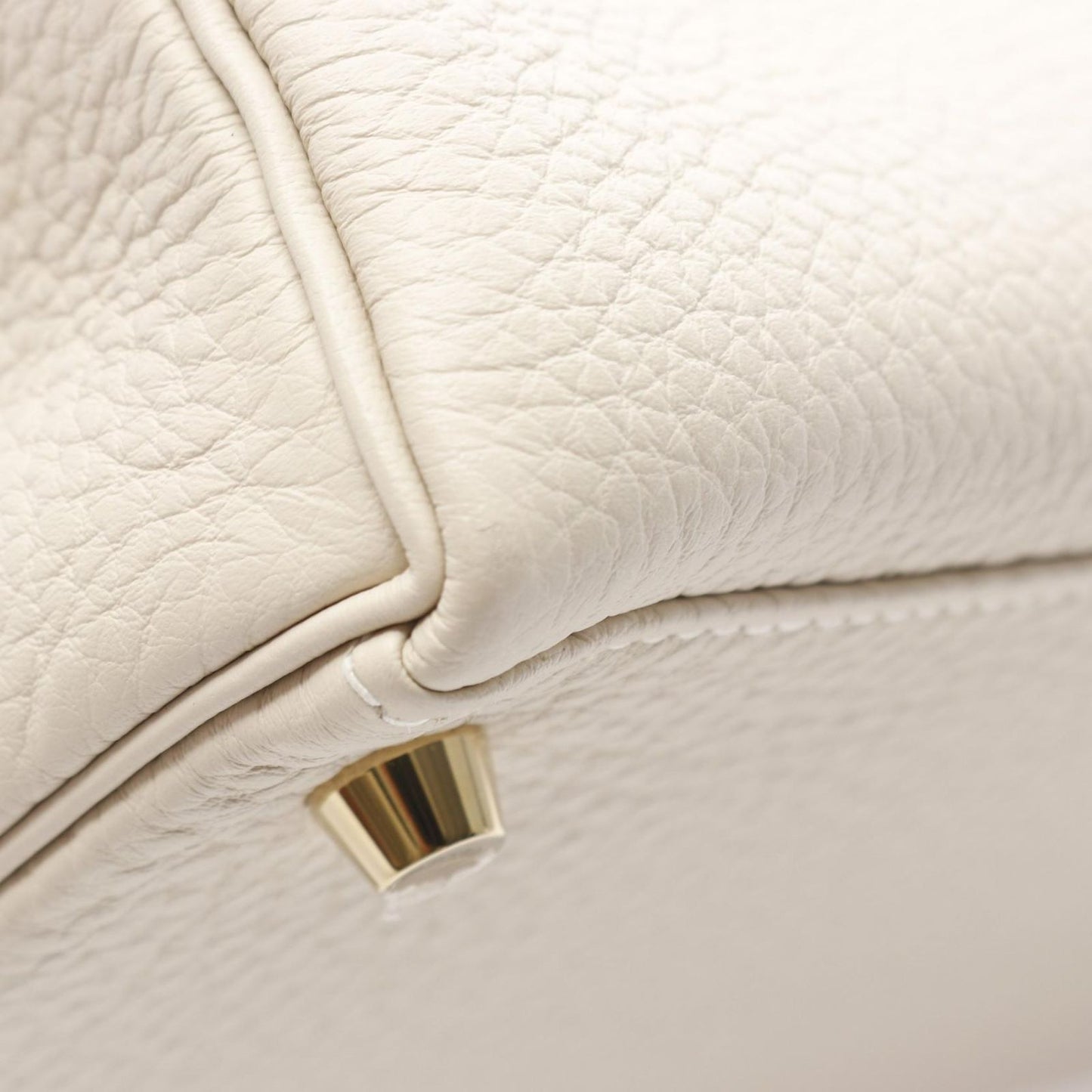 HERMES Kelly 28 Handbag in Clé Leather - Timeless Elegance