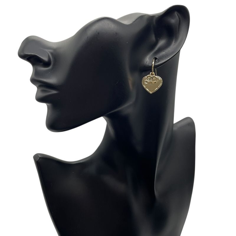 CHANEL Heart Motif Hoop Earrings in Gold Metal - Exquisite Elegance