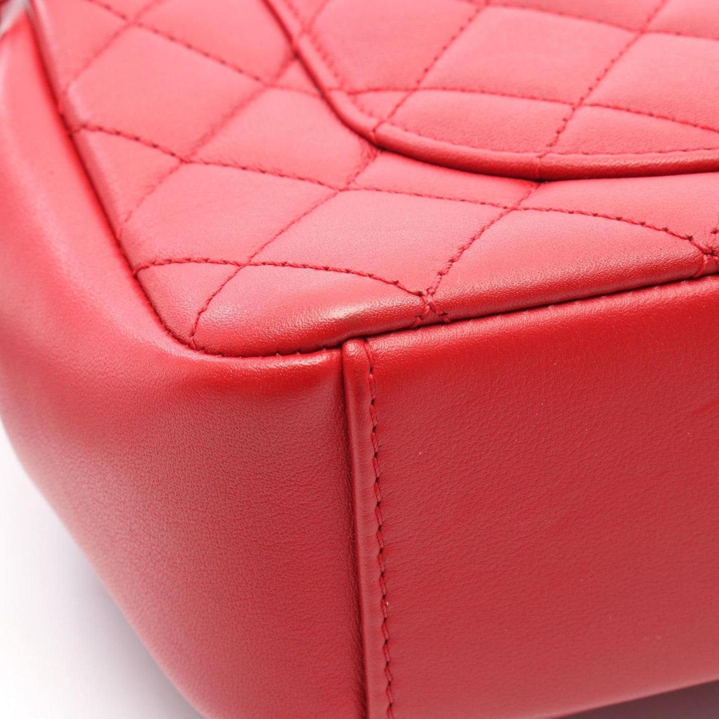 CHANEL CC Filigree Matelassé Shoulder Bag in Red Leather