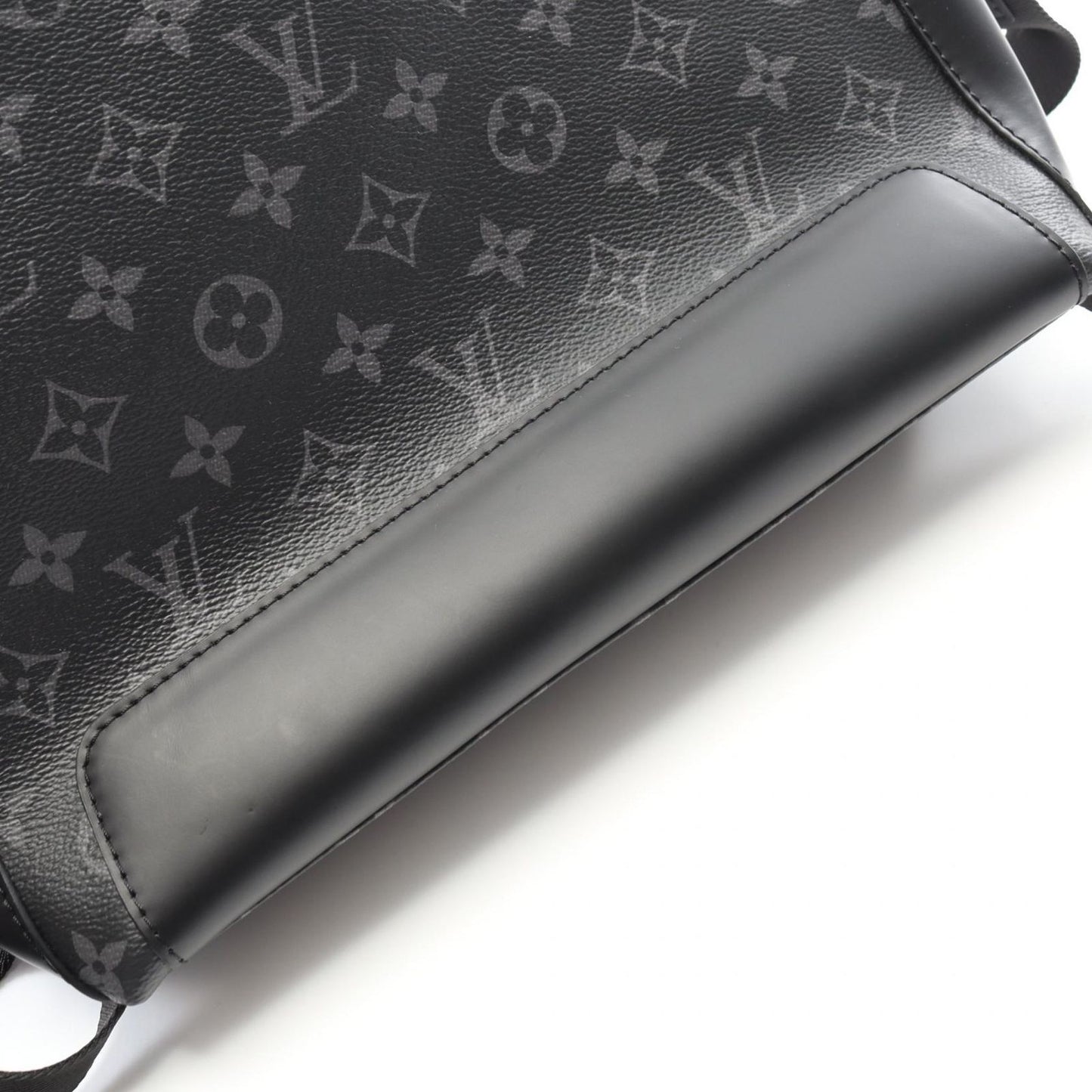Louis Vuitton Messenger Voyage PM - Timeless Elegance in Black