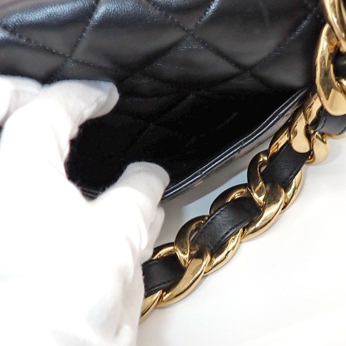 Chanel Black Lambskin Shoulder Bag with Gold Hardware - Timeless Elegance