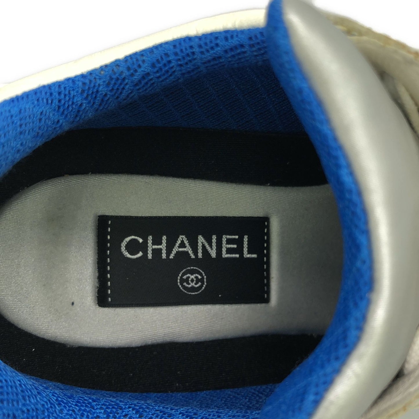 CHANEL White Leather Sneakers G33743 - Timeless Elegance