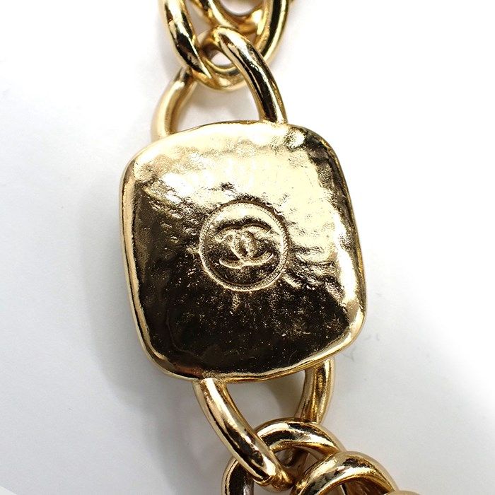 Chanel Black Lambskin Shoulder Bag with Gold Hardware - A Timeless Classic