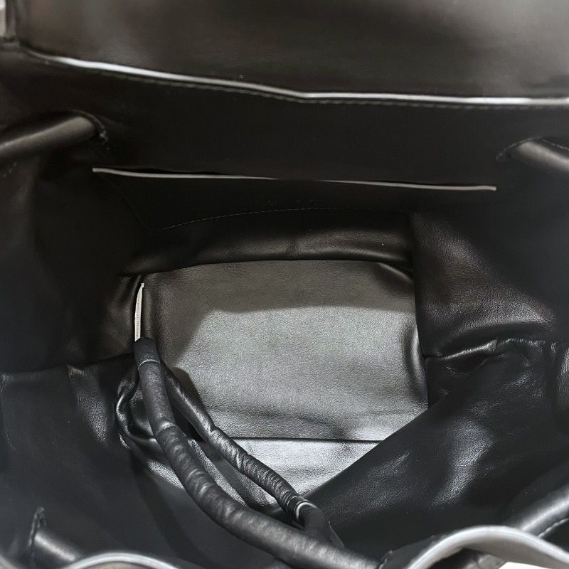 Bottega Veneta Black Leather One-Shoulder Bag - Timeless Elegance
