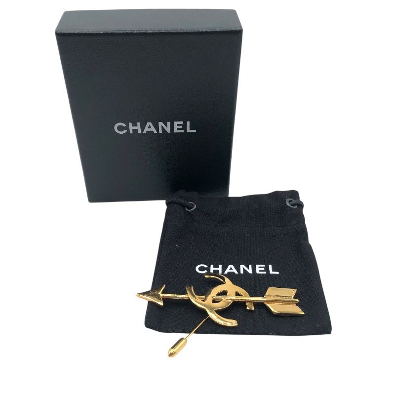 CHANEL Coco Mark Arrow Brooch in Gold - Unisex Elegance
