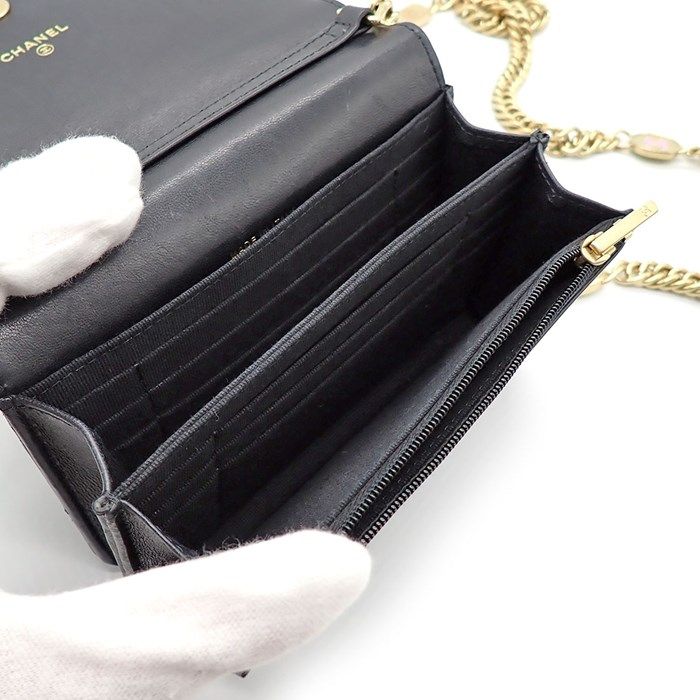 Chanel Black Lambskin Shoulder Bag with Gold Hardware - A Timeless Classic