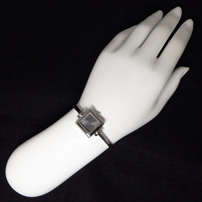 GUCCI 1900L Square Bangle Watch with Silver Sunray Dial