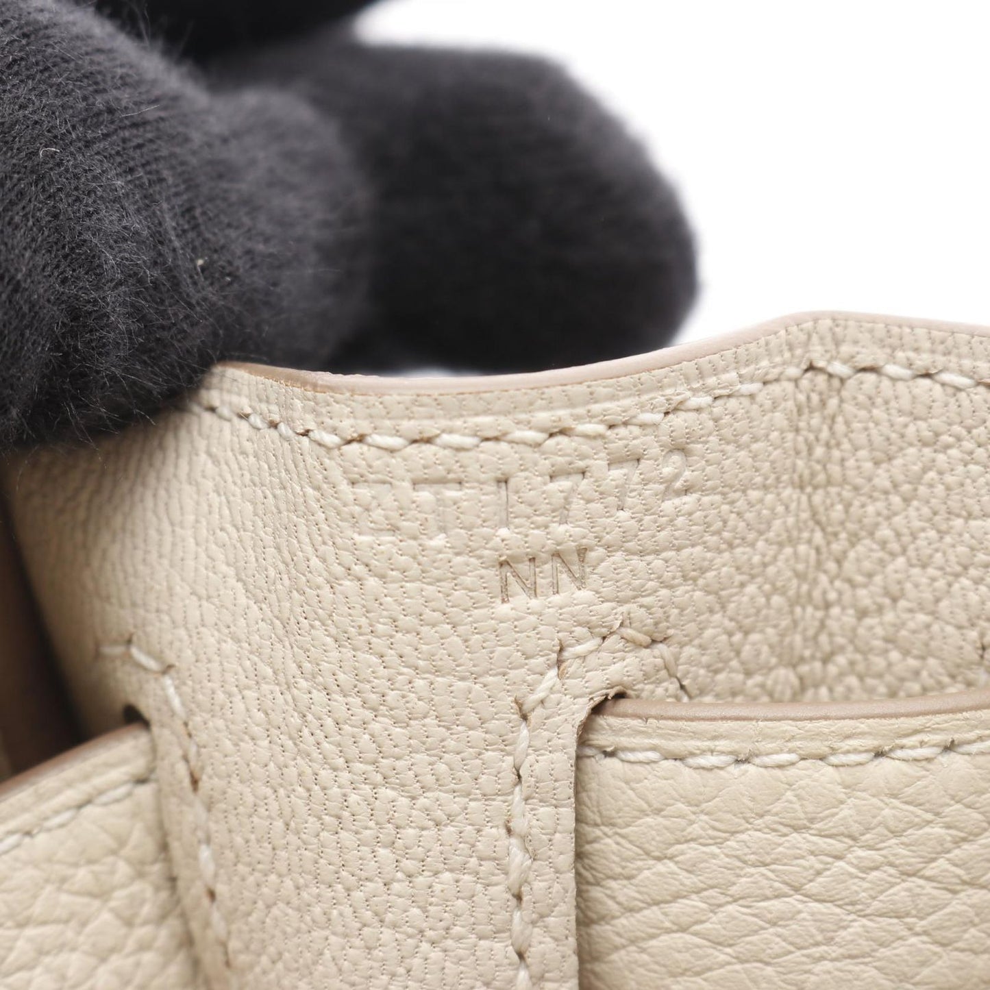 HERMES Kelly 28 Handbag in Clé Leather - Timeless Elegance