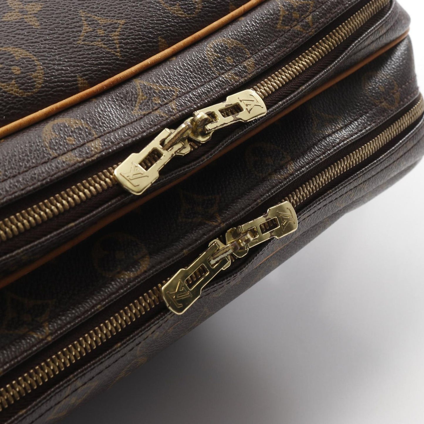 Louis Vuitton Monogram Reporter GM Shoulder Bag - Timeless Elegance