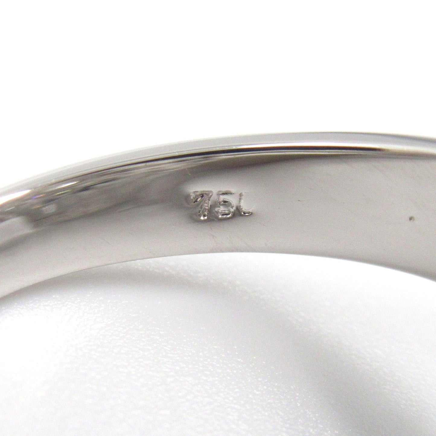 Exquisite Diamond Ring in K18 White Gold - Timeless Elegance