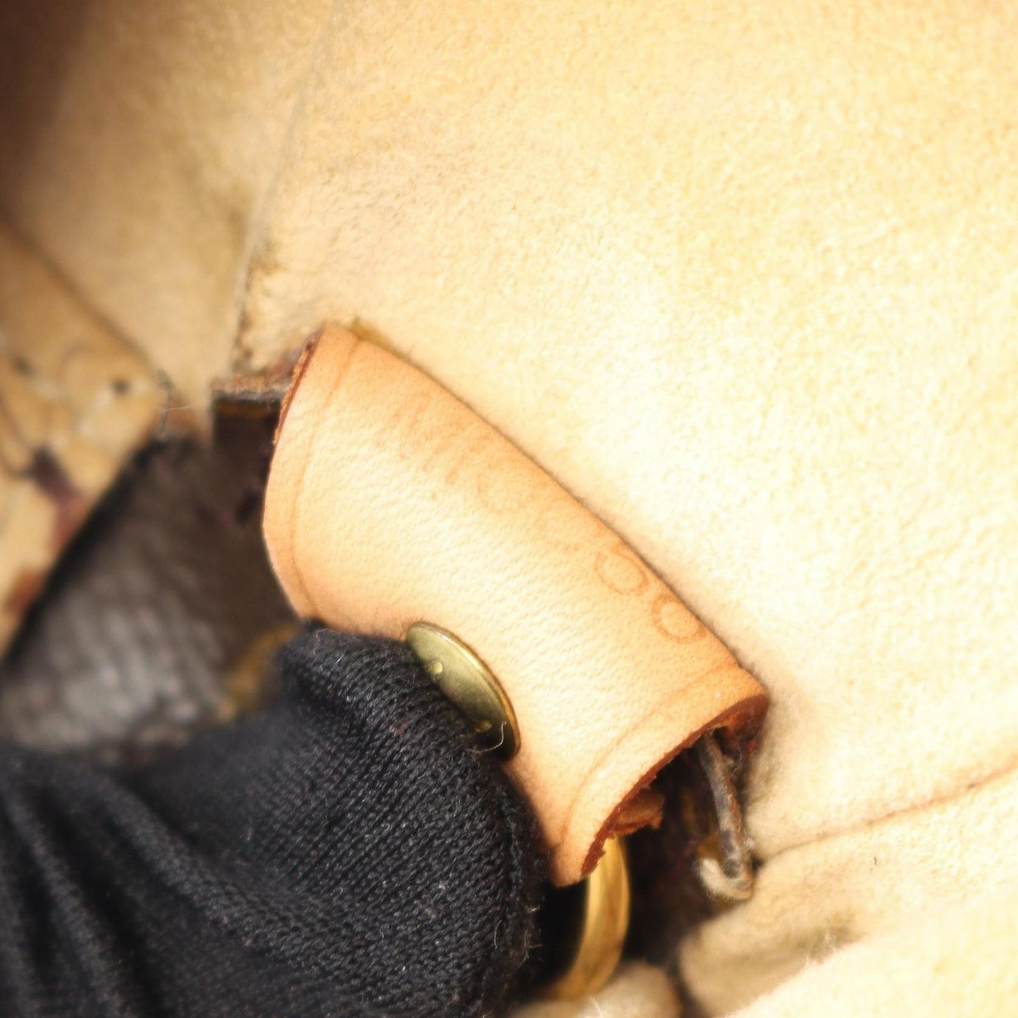 Louis Vuitton Looping GM Shoulder Bag - Timeless Elegance