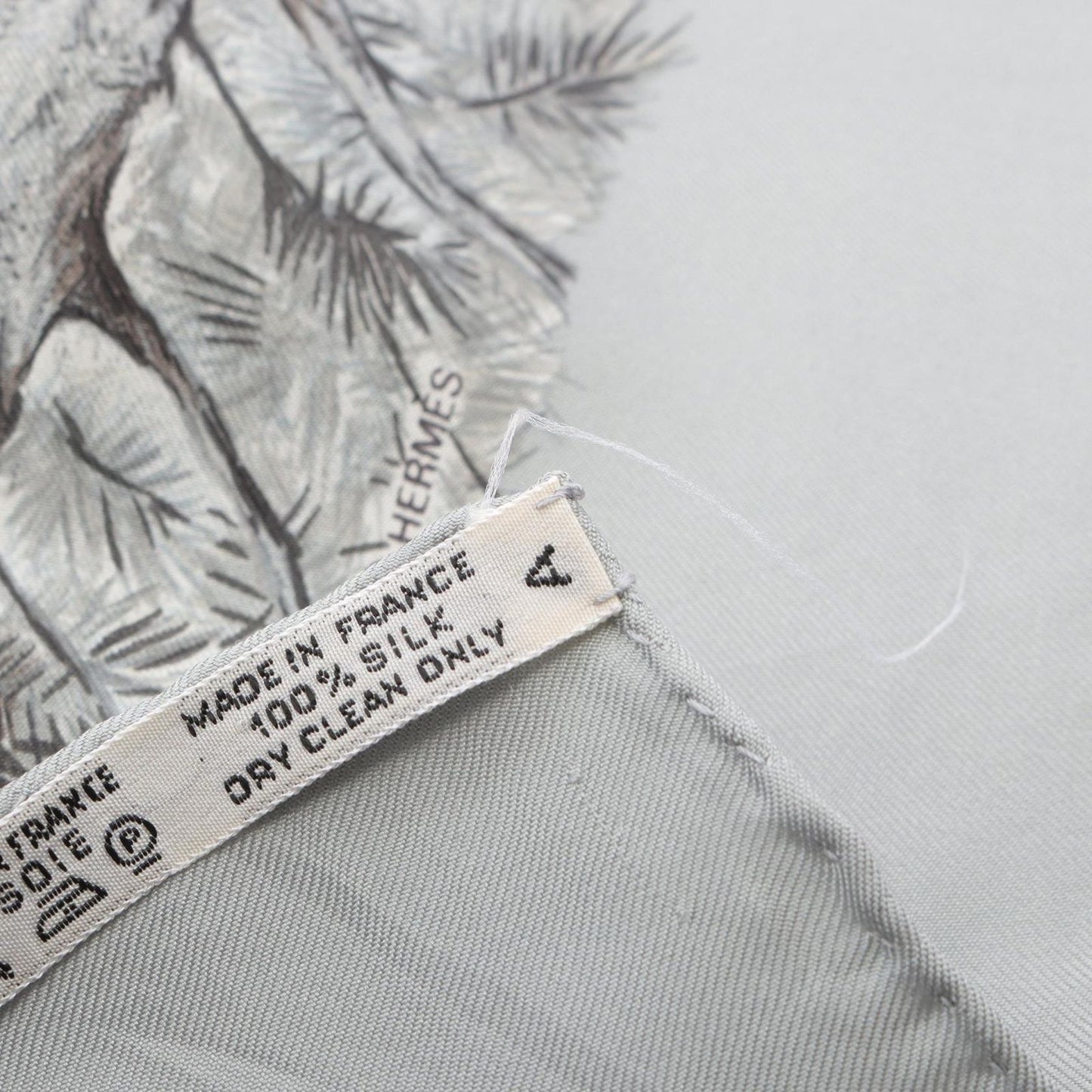 HERMES Halte en Camargue Silk Scarf - Timeless Elegance