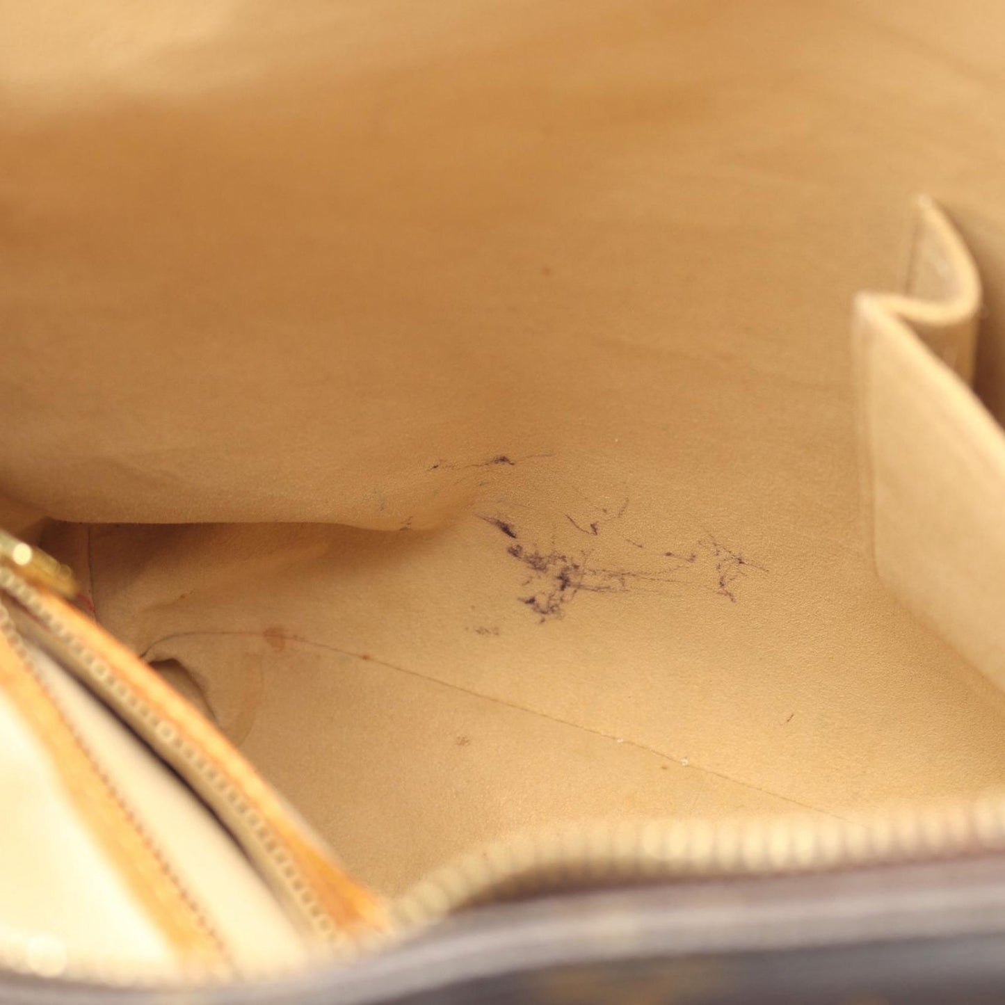 Louis Vuitton Looping GM Shoulder Bag - Timeless Elegance