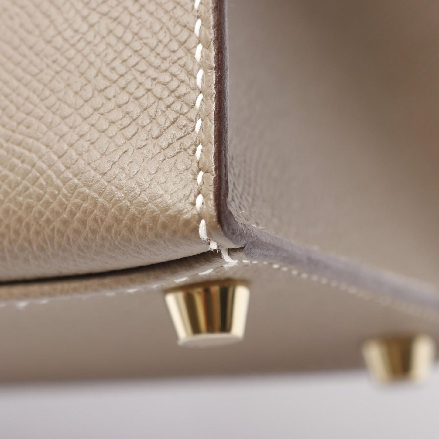 HERMES Kelly 28 Etoupe Handbag - Timeless Elegance