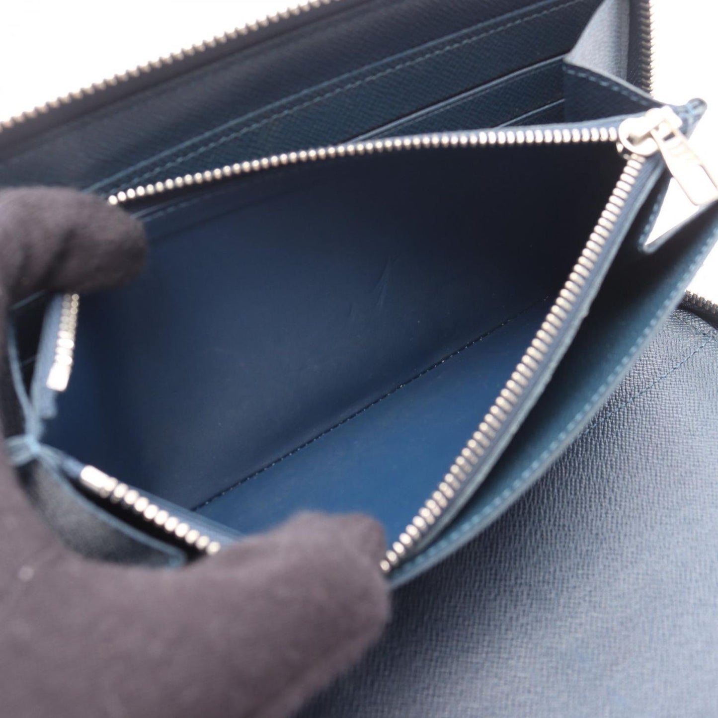 Louis Vuitton Zippy Organizer Wallet in Ocean Leather - Timeless Elegance