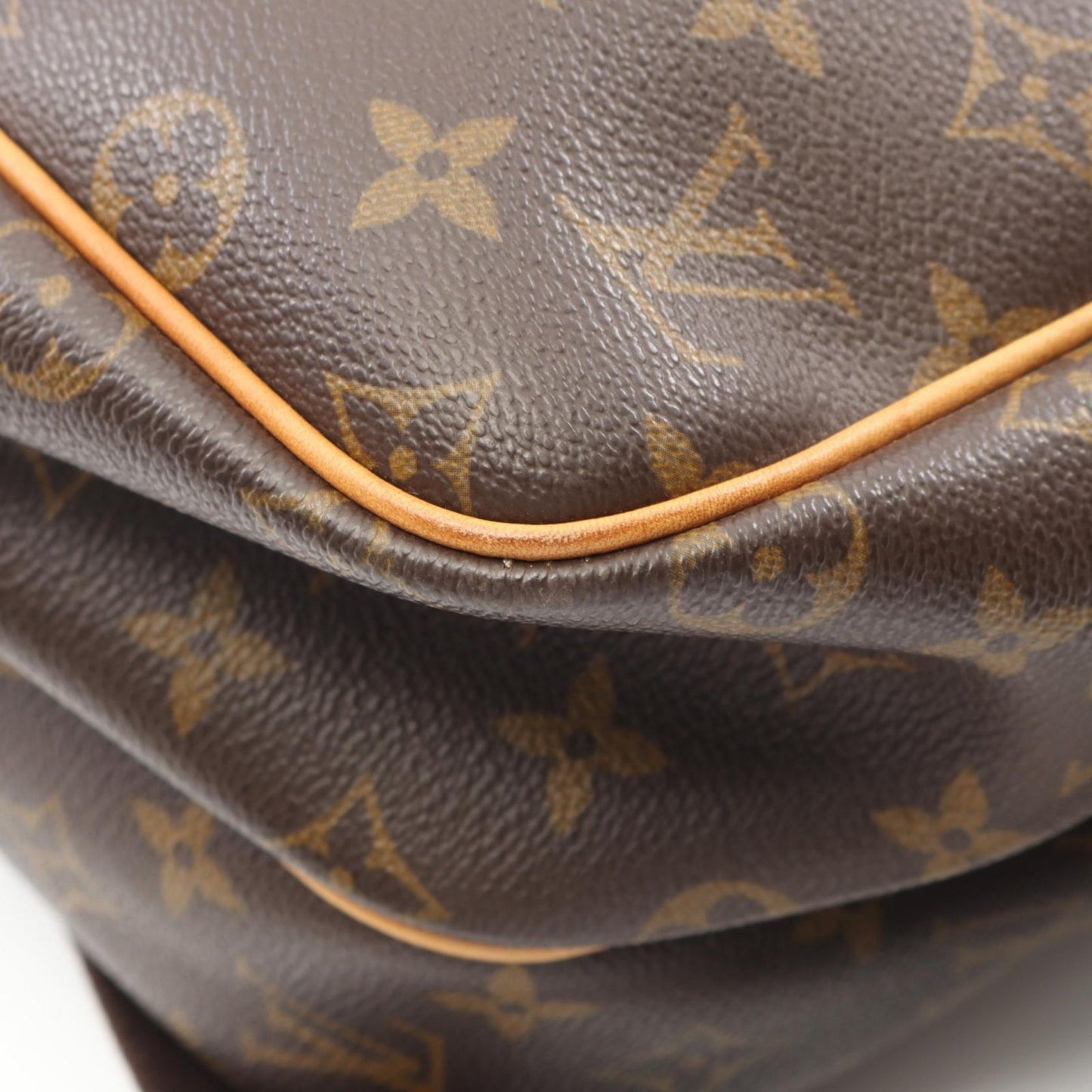 Louis Vuitton Reporter GM Shoulder Bag - Timeless Elegance