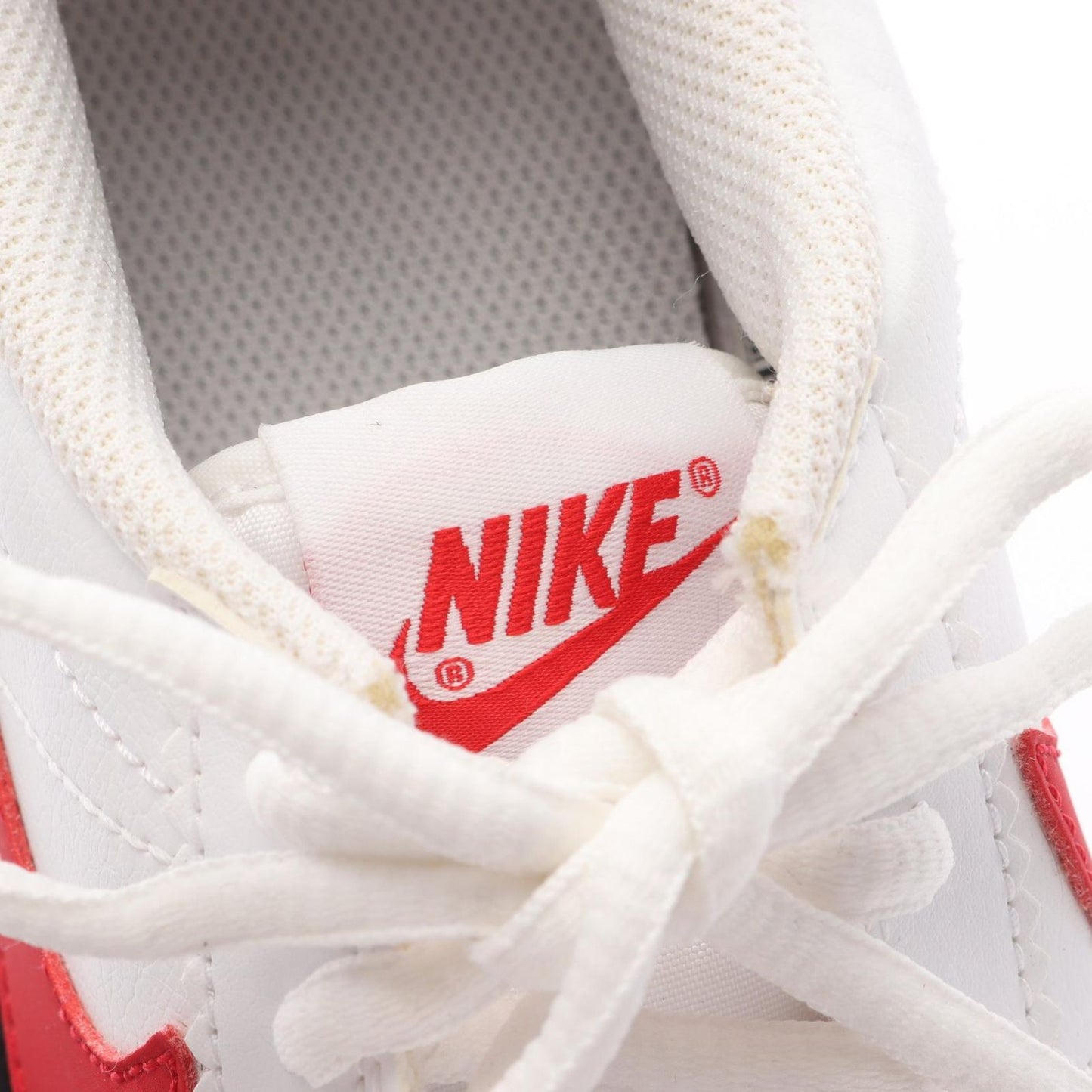 NIKE Cortez Sneakers in White Leather - Timeless Elegance