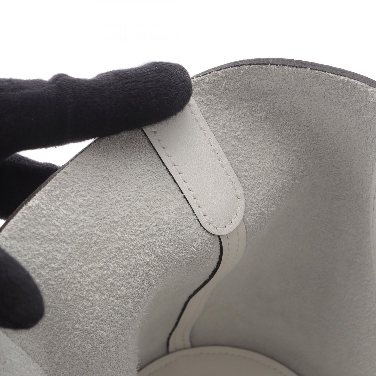 HERMES In The Loop 18 Handbag in New White - Exquisite Craftsmanship