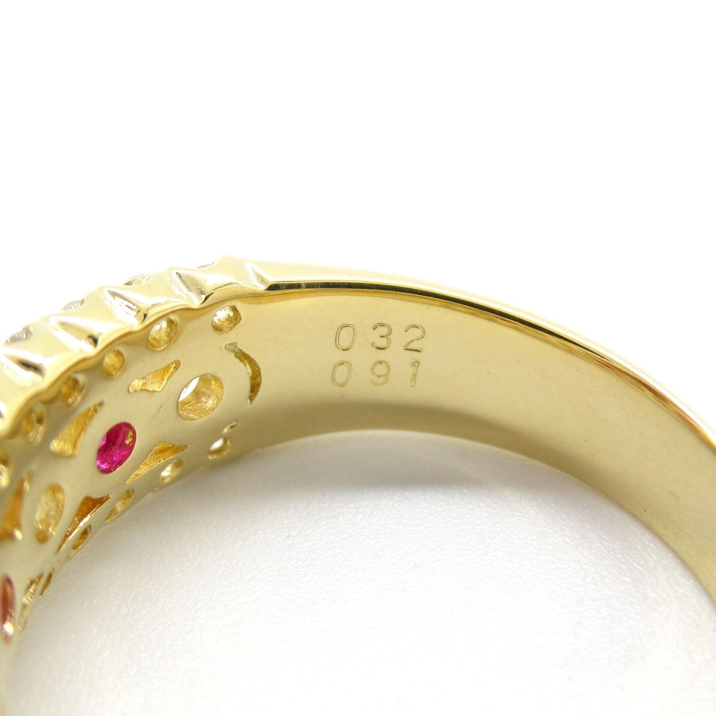 Exquisite Ruby and Diamond Ring in 18K Yellow Gold