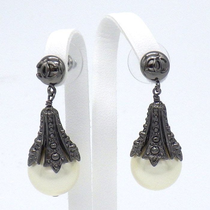 CHANEL Coco Mark Earrings - 2003 Spring Collection - Black Metal & Imitation Pearls