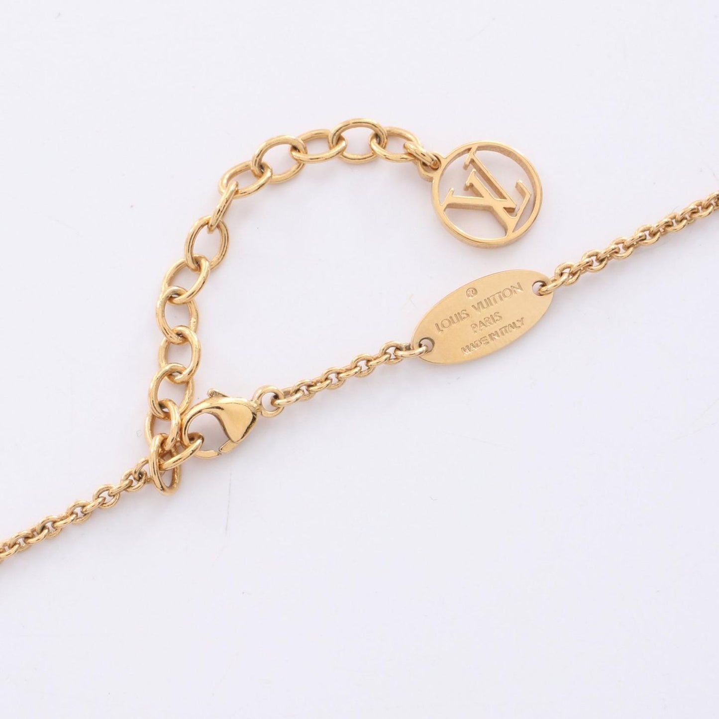 Louis Vuitton Essential V Necklace in Gold - Timeless Elegance