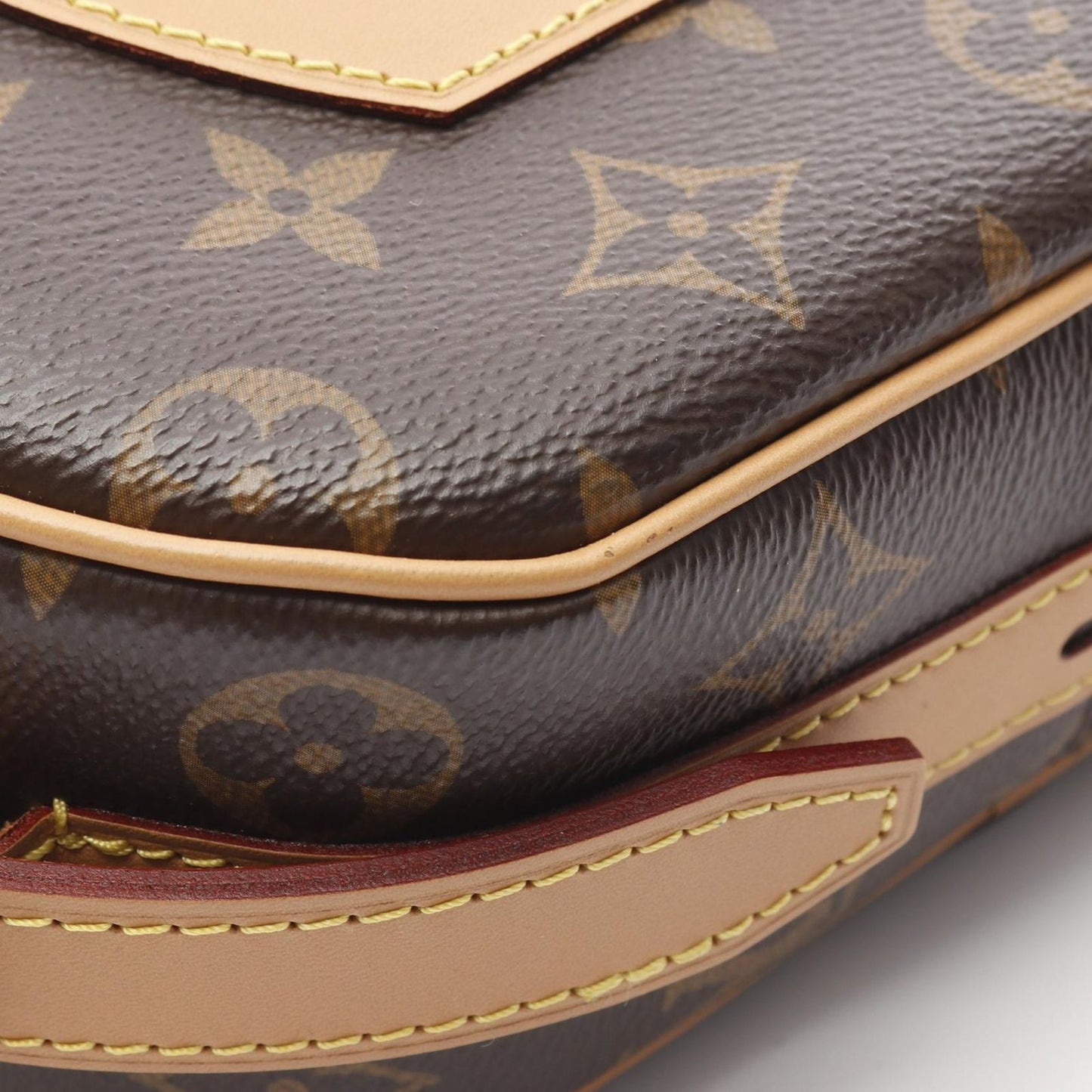 Louis Vuitton Boîte Chapeau Souple MM Shoulder Bag - Timeless Elegance