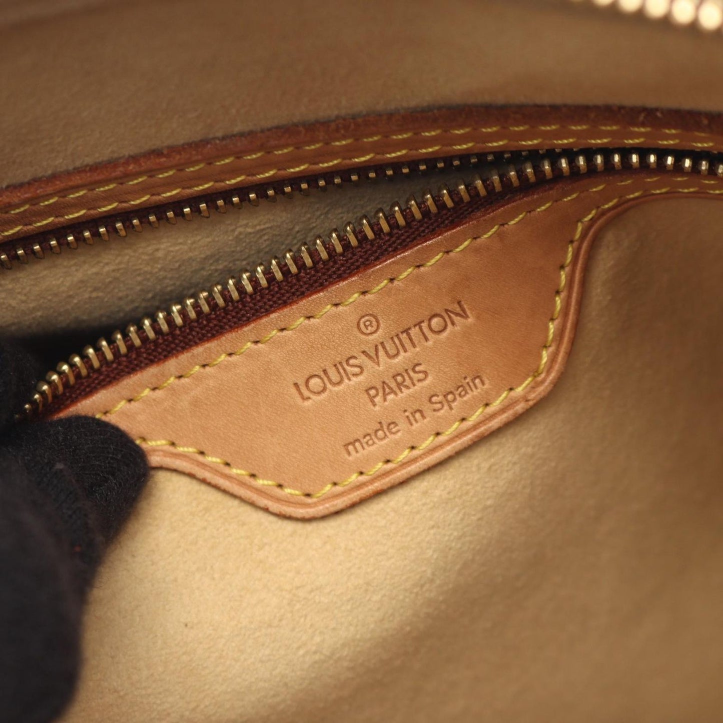 Louis Vuitton Looping GM Shoulder Bag - Timeless Elegance