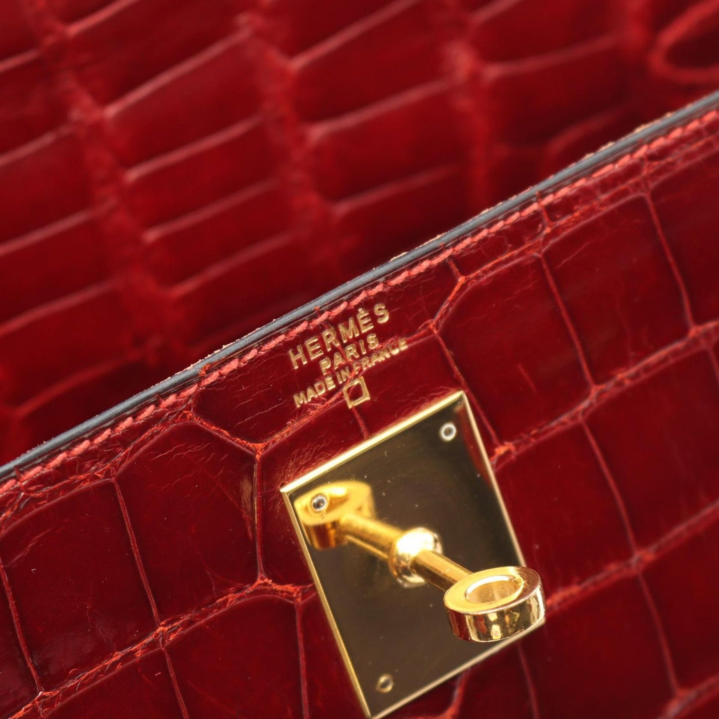 HERMES Kelly 32 Handbag in Blaze - Timeless Elegance