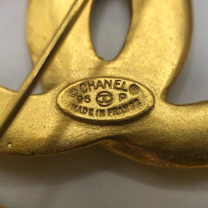 CHANEL Coco Mark Circle Brooch in Gold-Plated Metal