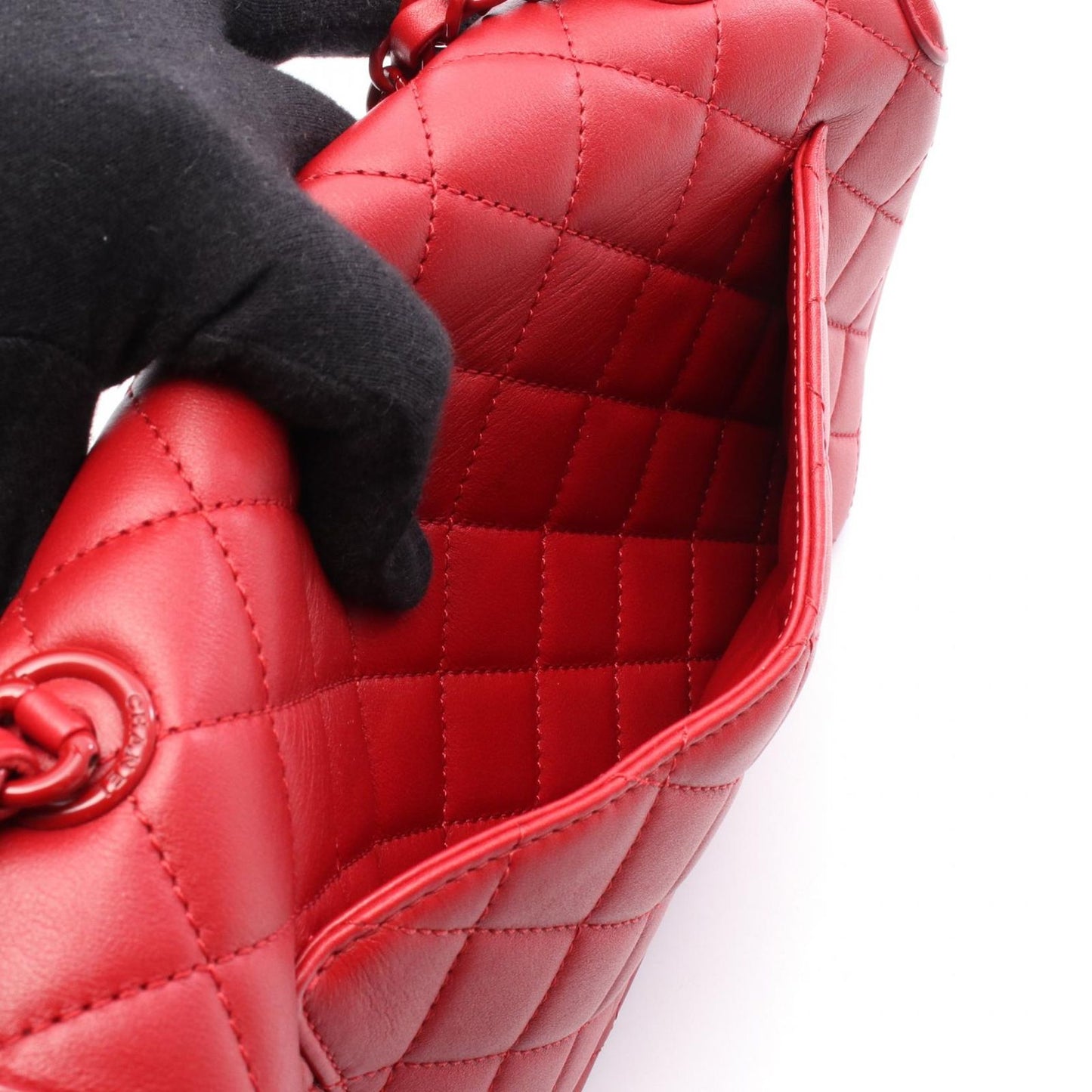 CHANEL CC Filigree Matelassé Shoulder Bag in Red Leather