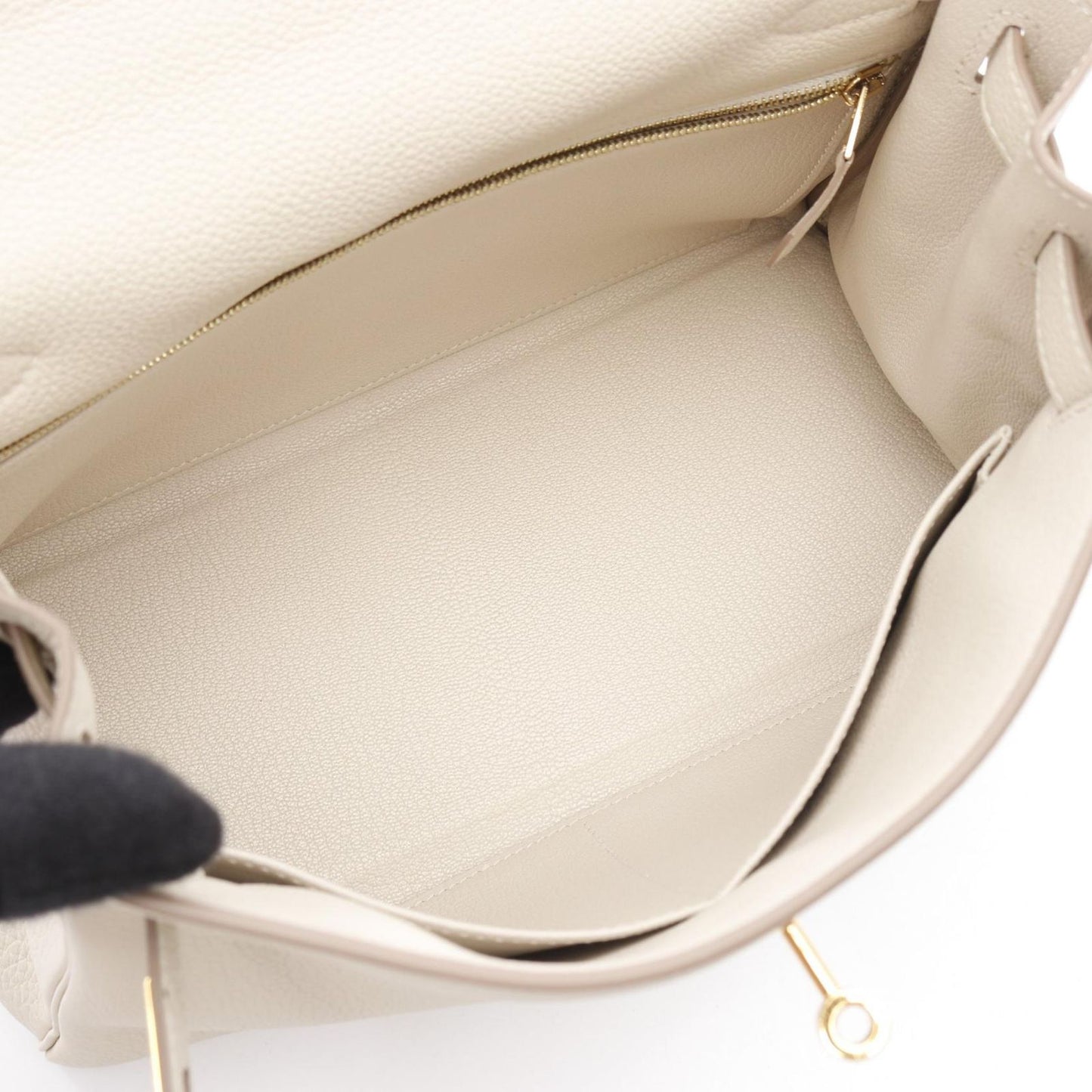 HERMES Kelly 28 Handbag in Clé Leather - Timeless Elegance