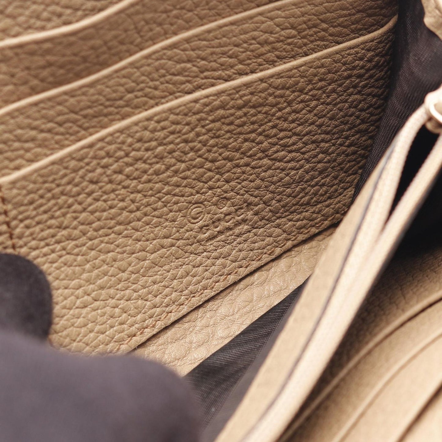 GUCCI Logo L-Zip Long Wallet in Beige Leather - Timeless Elegance