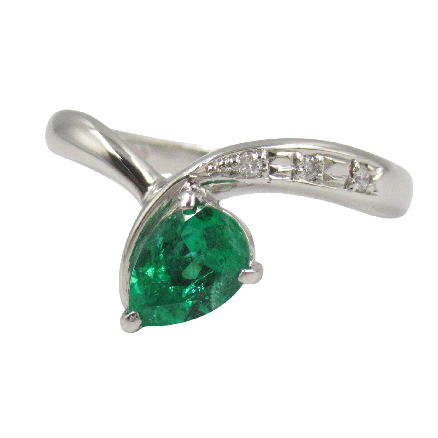 Exquisite Emerald & Diamond Ring in Platinum - A Timeless Treasure