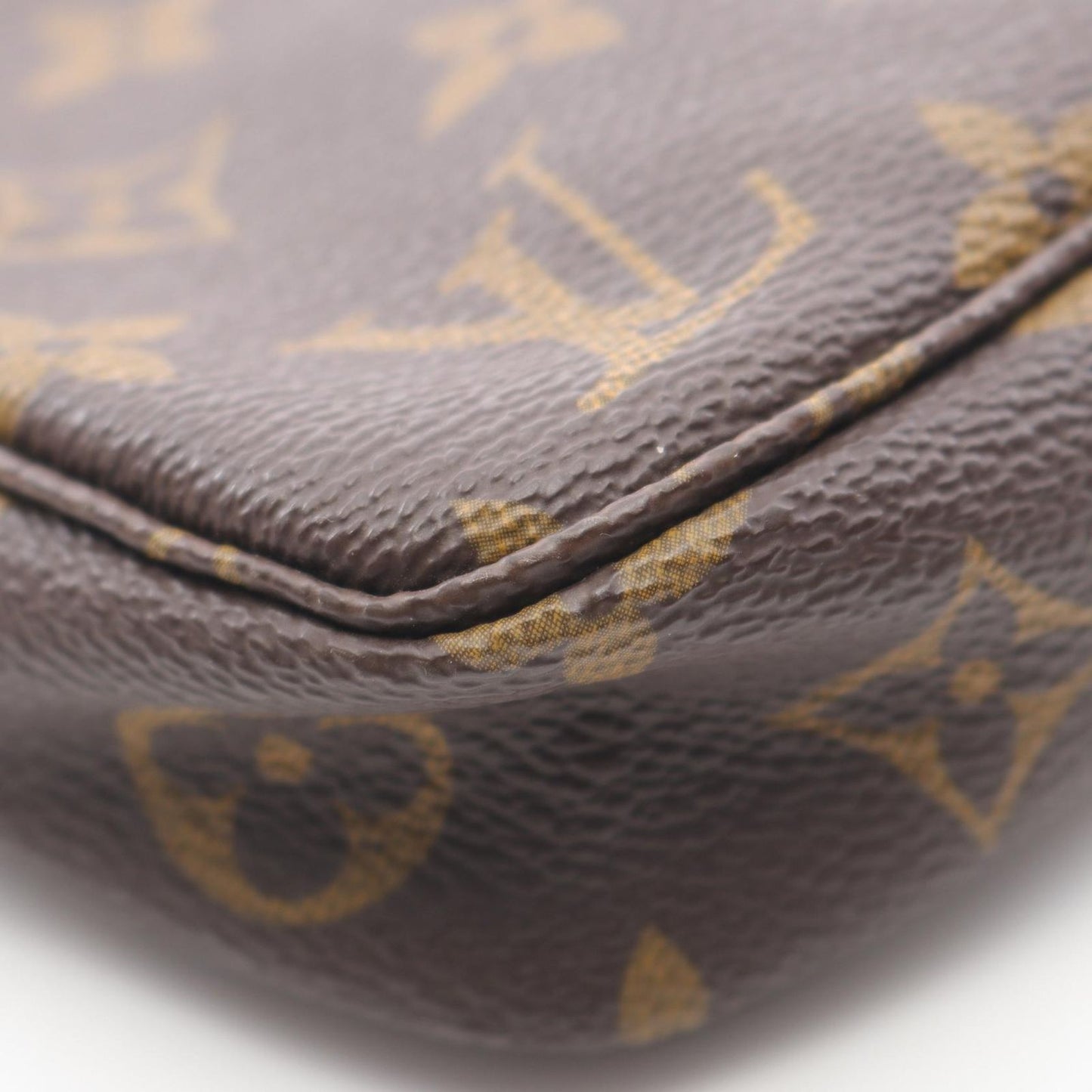 Louis Vuitton Pochette Accessoires Handbag - Timeless Elegance