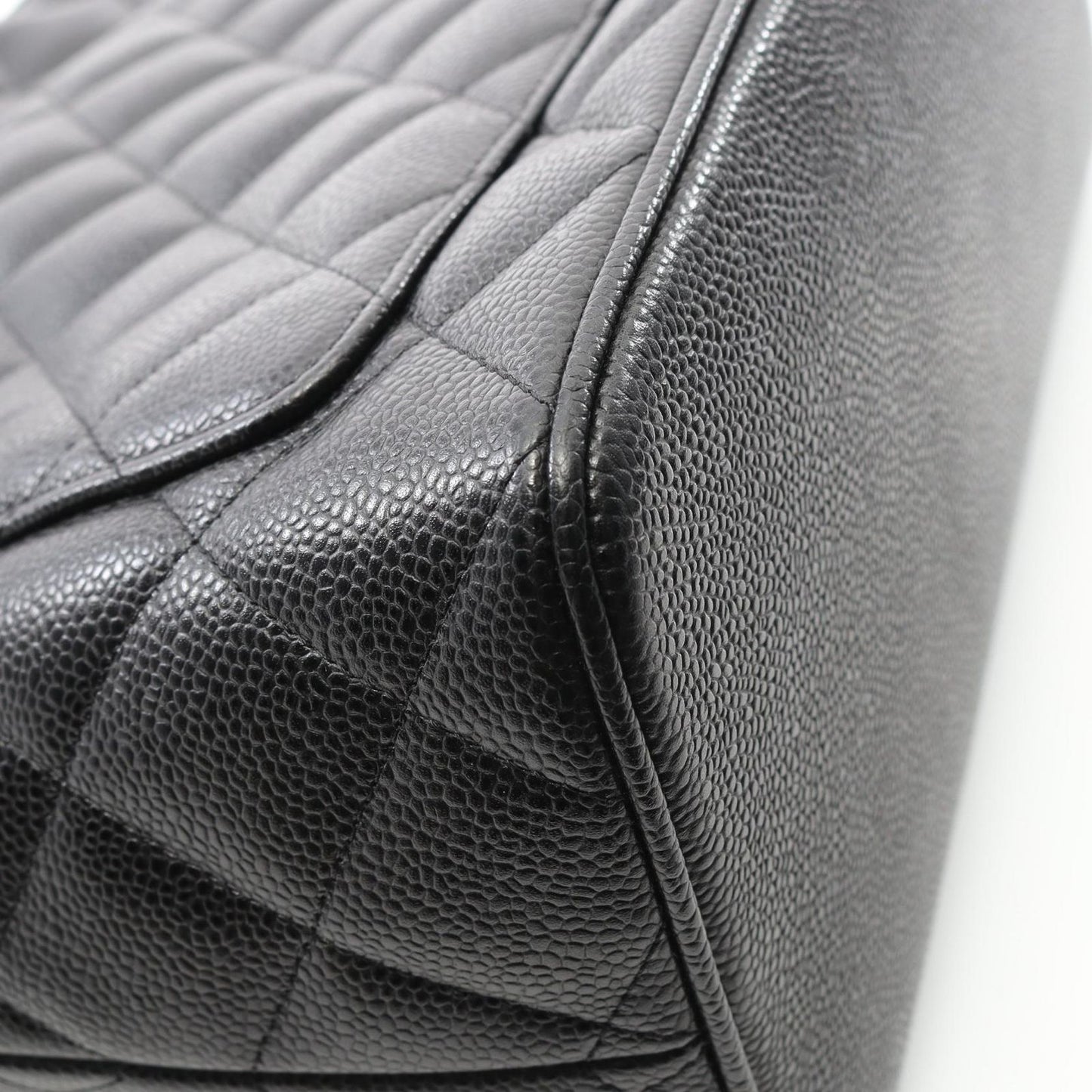 CHANEL Reissue Tote Bag A01804 in Black Leather - Timeless Elegance