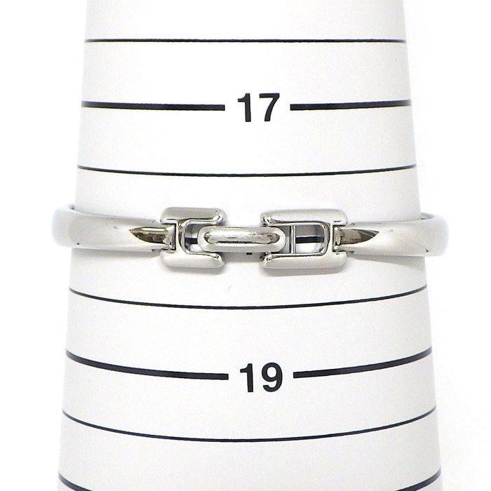 GUCCI 1400L Bangle Watch with Black Dial - Timeless Elegance