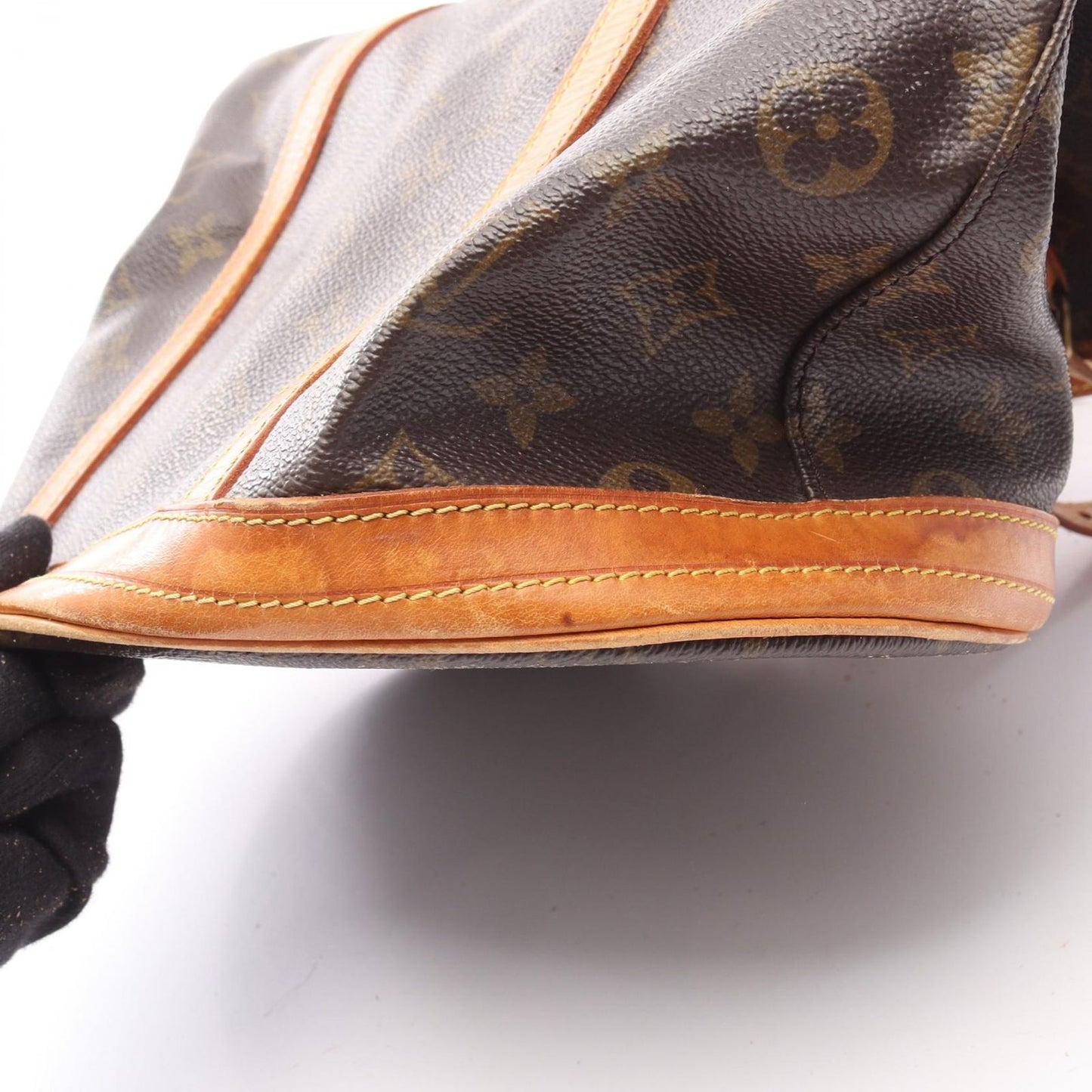 Louis Vuitton Monogram Bucket GM Shoulder Bag - Timeless Elegance