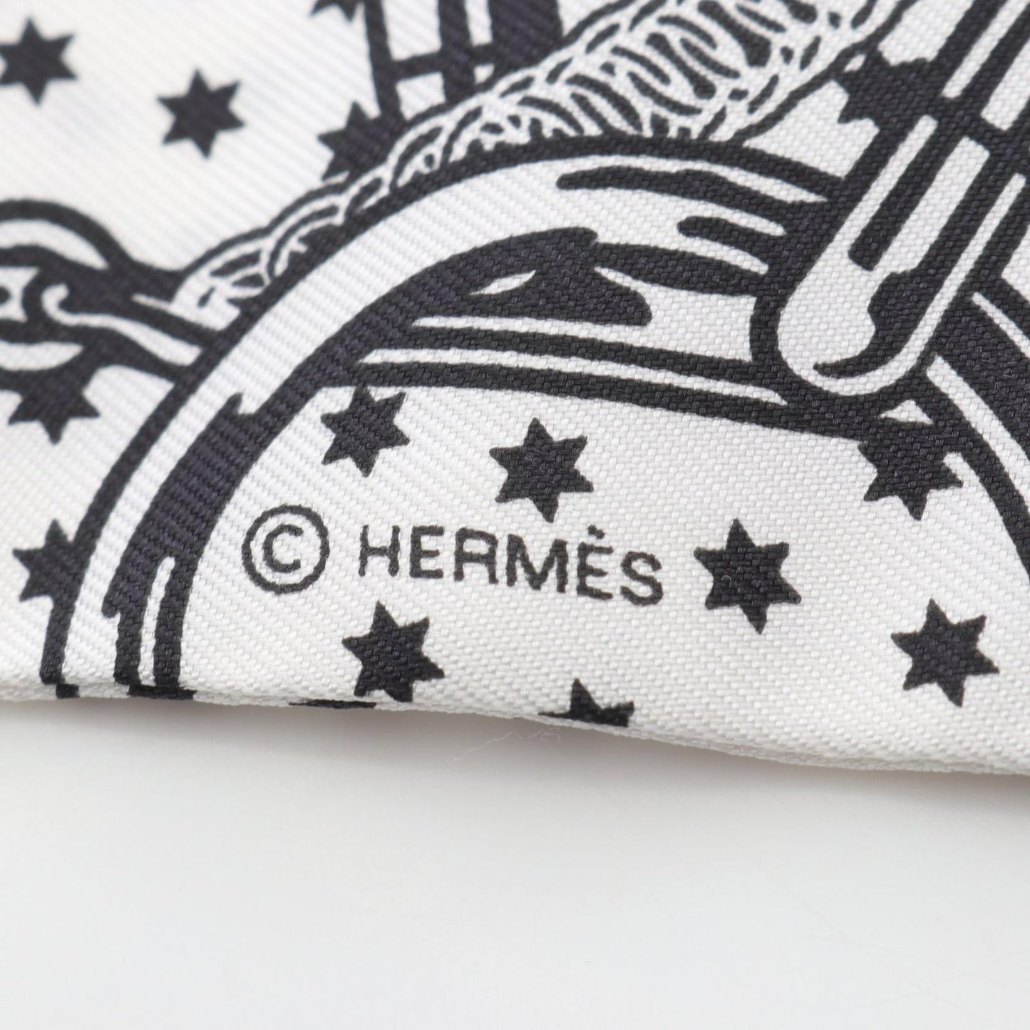 HERMES Eperon d'Or Twilly Scarf - Exquisite Silk Accessory