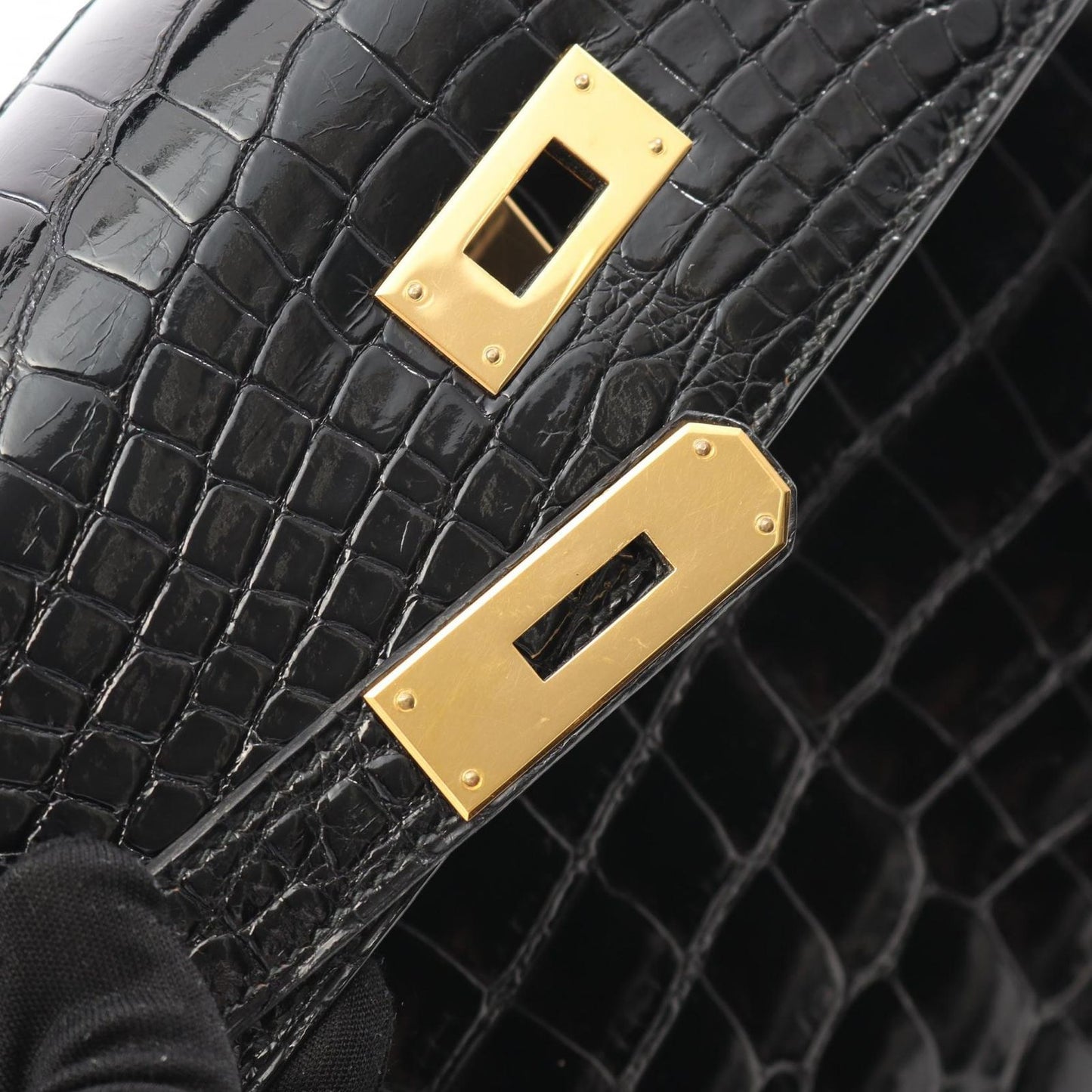 HERMES Kelly 32 Handbag in Black Alligator - Timeless Elegance