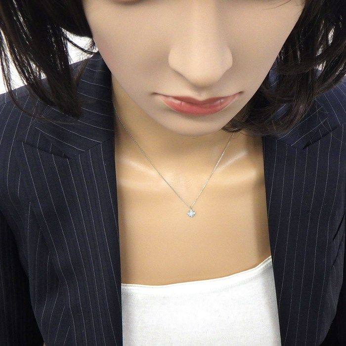 Exquisite Flower Motif Diamond Necklace with Blue Diamonds