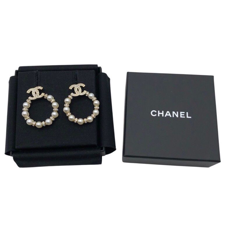 CHANEL Coco Mark Circle Earrings in Metal, Strass & Pearl