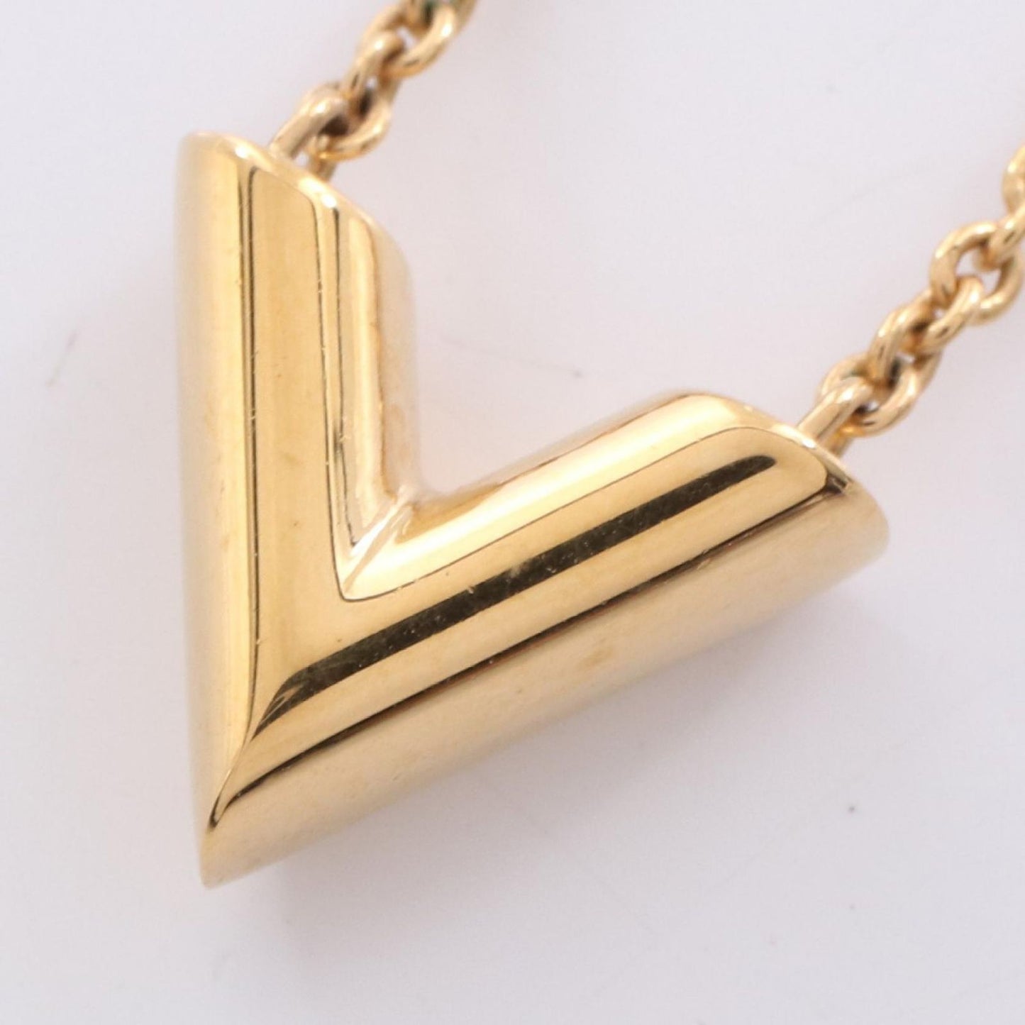Louis Vuitton Essential V Necklace in Gold - Timeless Elegance